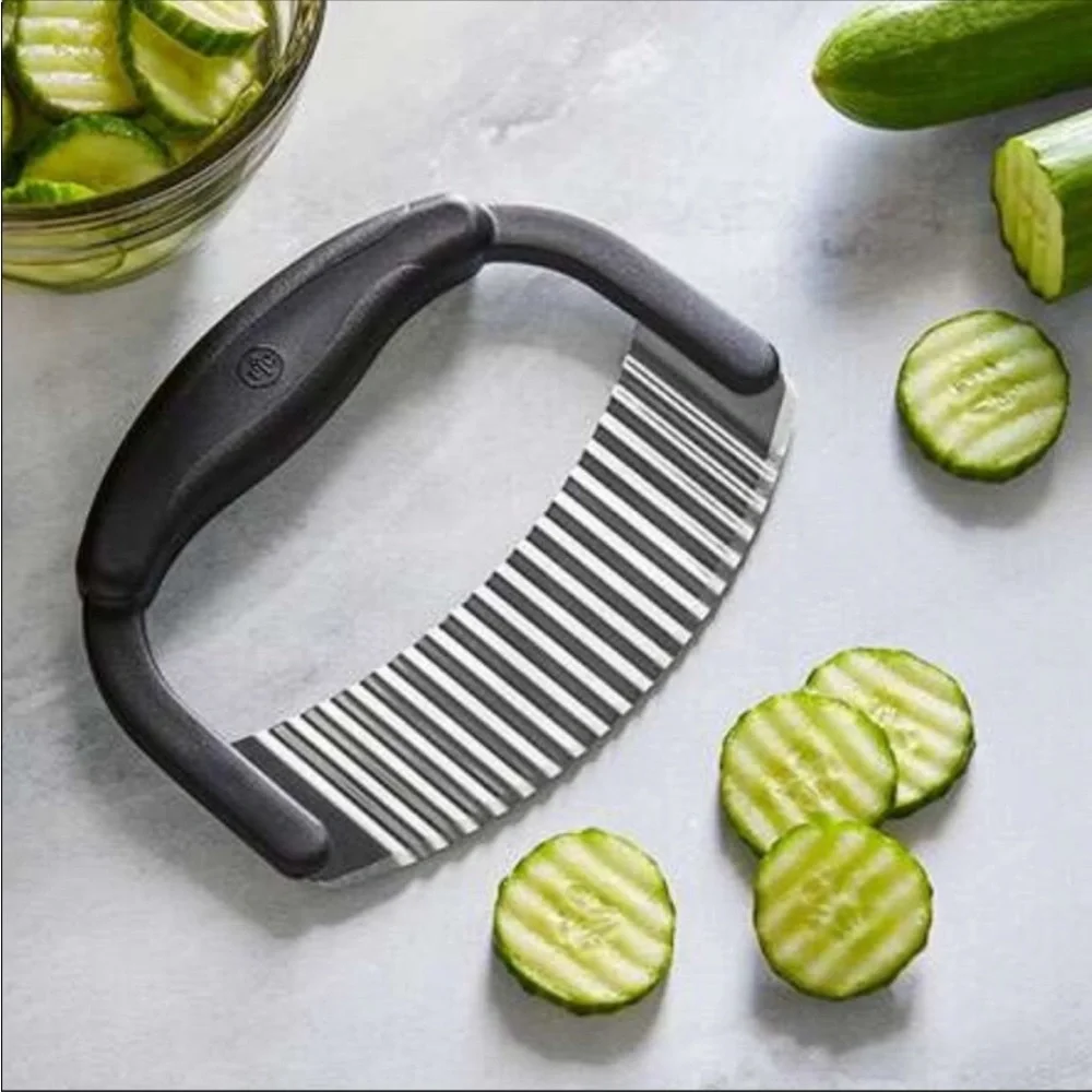 The Pampered Chef Crinkle Cutter  Stainless Steel with plastic guard RETIRED